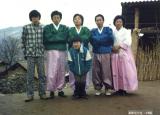 고향집 마당에서 3형제와 부모님 및 매형(1985)