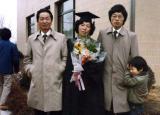 서울법대 졸업식에서 가운을 어머님께 입혀 드리고(1984)